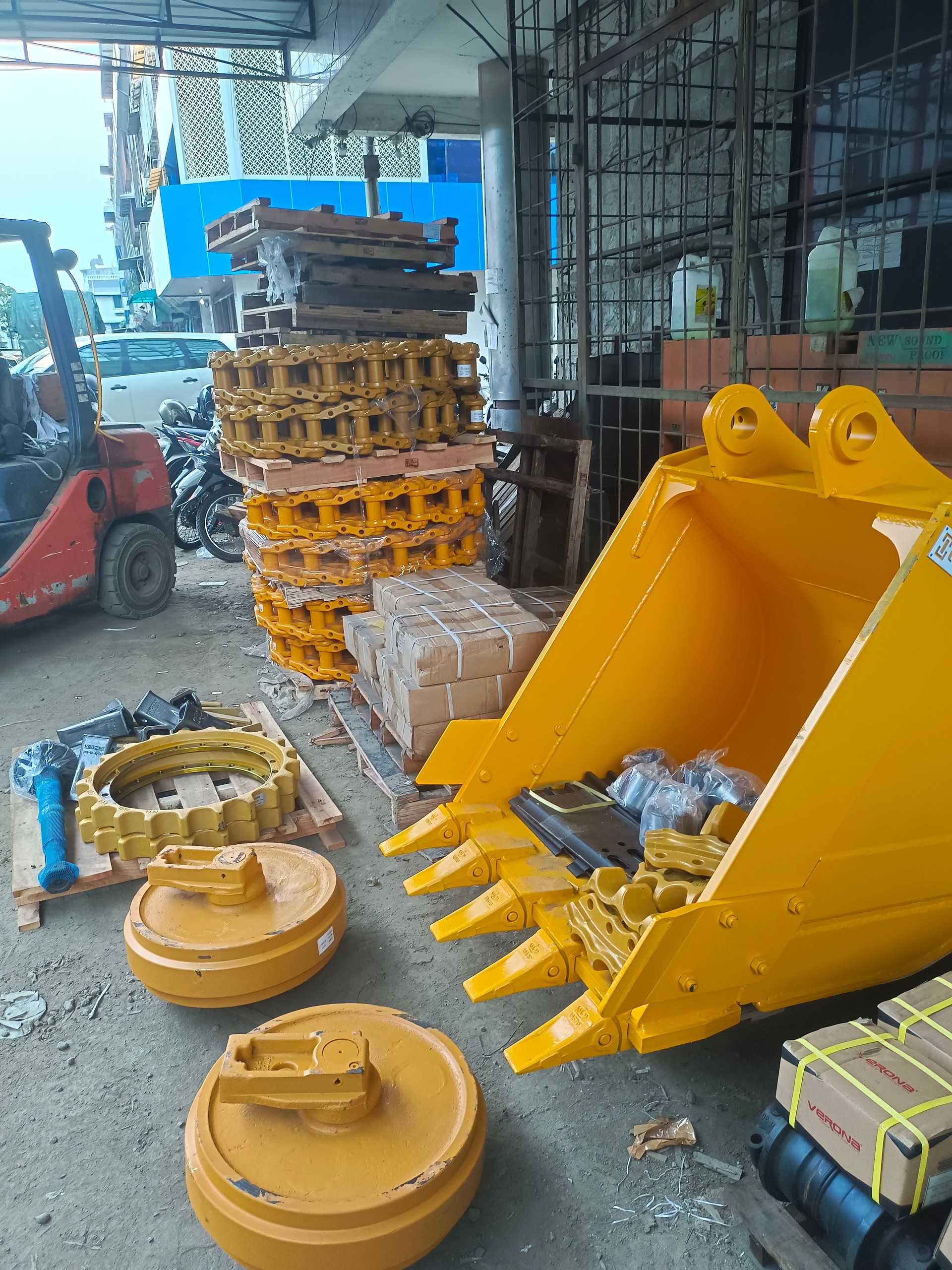 Under carriage parts for heavy equipment